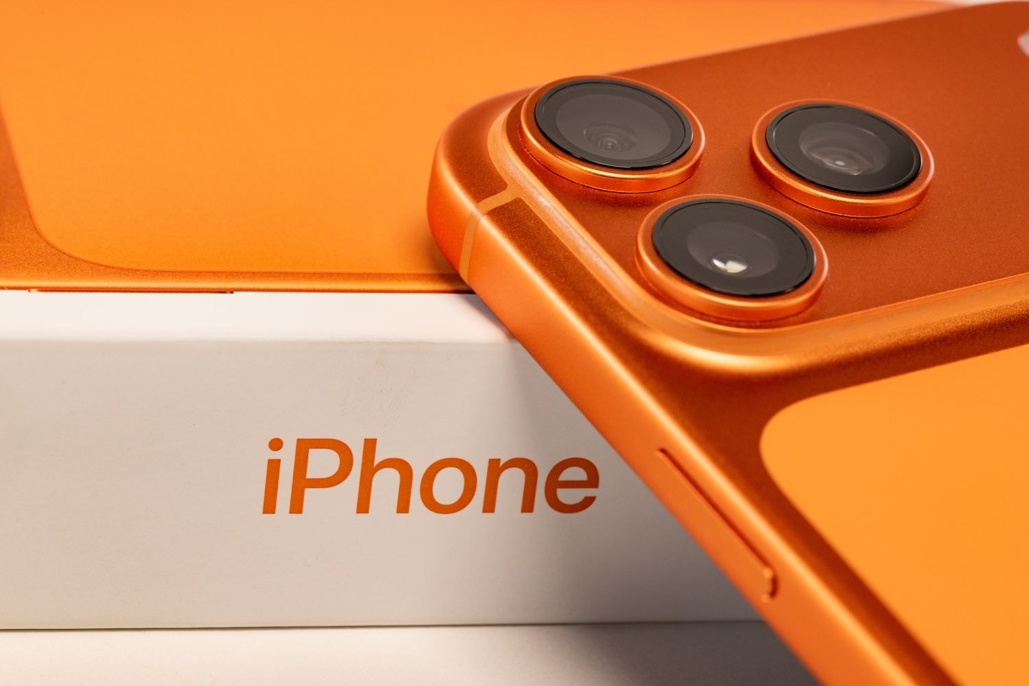 折叠屏iPhone因10亿美元未封装苹果芯片积压而推迟